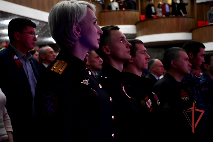Сотрудники и военнослужащие Росгвардии приняли участие в торжественном собрании, посвященном Дню Победы в Адыгее