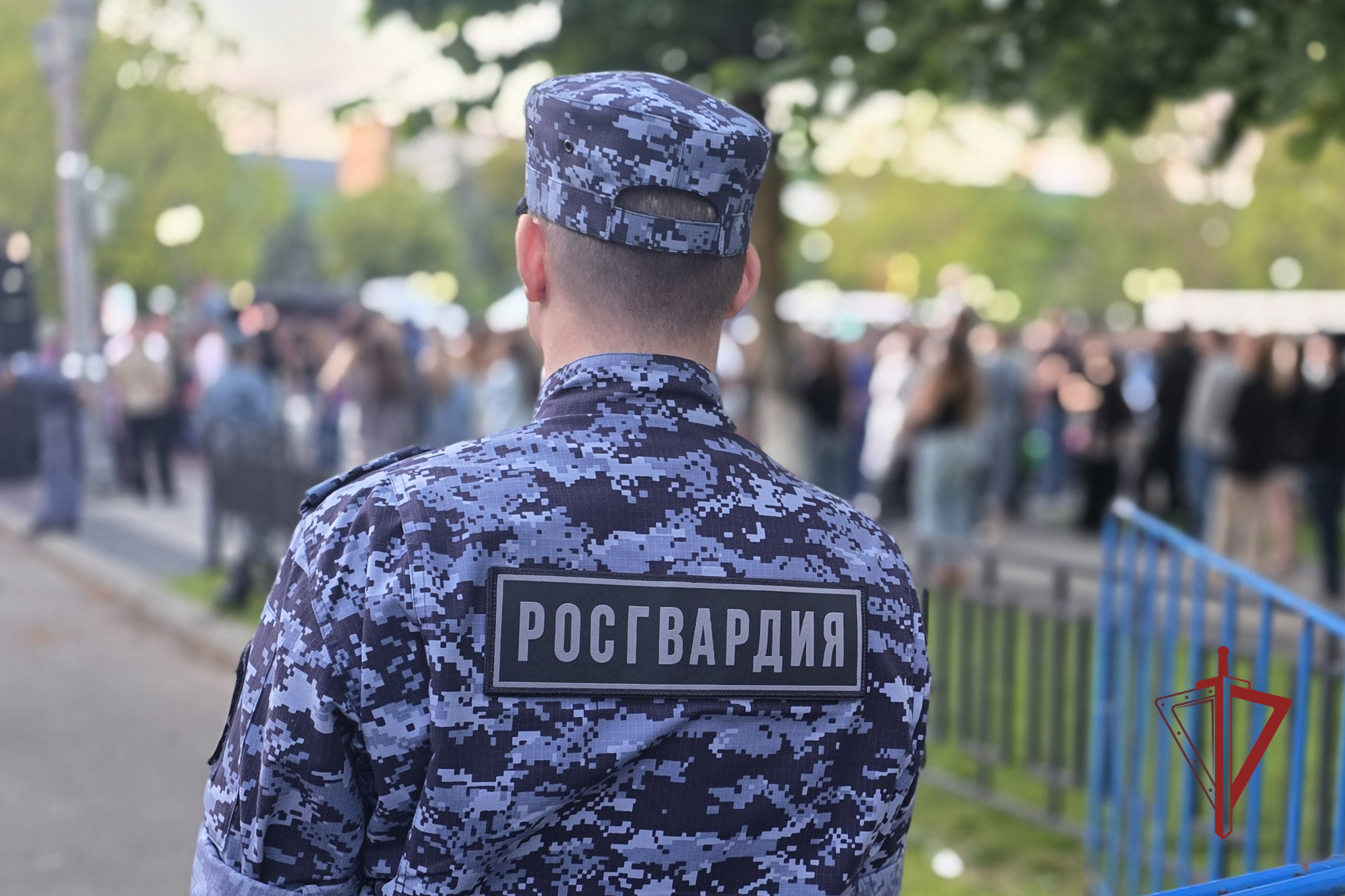 Росгвардейцы обеспечили безопасность открытого показа спектакля-концерта в Майкопе