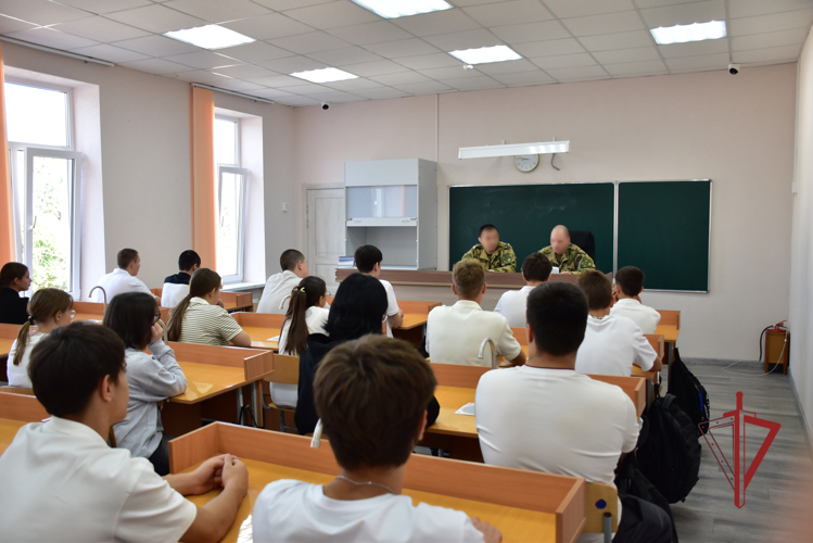 Сотрудники ОМОН «Фишт» провели Урок мужества для школьников Майкопа